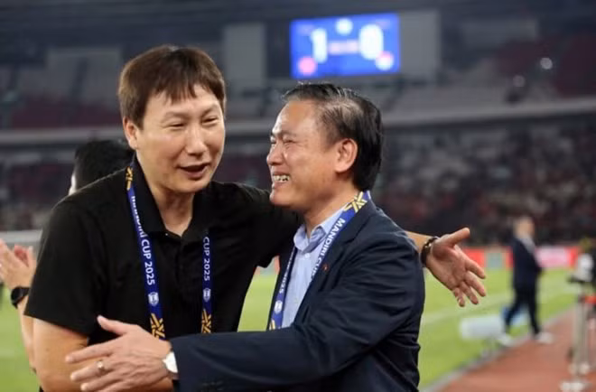 Phó Chủ tịch VFF Trần Anh Tú đồng hành cùng Đội tuyển Việt Nam tại ASEAN Cup. Ảnh: VFF