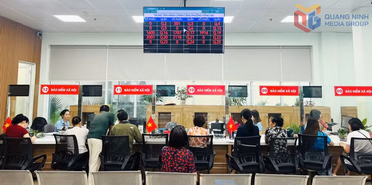 Người dân đến Trung tâm Hành chính công phường Hồng Gai giải quyết thủ tục liên quan chính sách BHXH, BHYT.