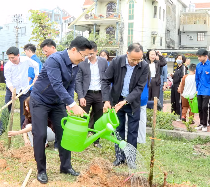 Đồng chí Dương Mạnh Cường, Ủy viên Ban Thường vụ, Chánh Văn phòng Tỉnh ủy và đồng chí Phạm Lê Hưng, Ủy viên BCH Đảng bộ tỉnh, Bí thư Đảng ủy phường, hưởng ứng "Tết trồng cây đời đời nhớ ơn Bác Hồ" xuân Bính Ngọ 2026.
