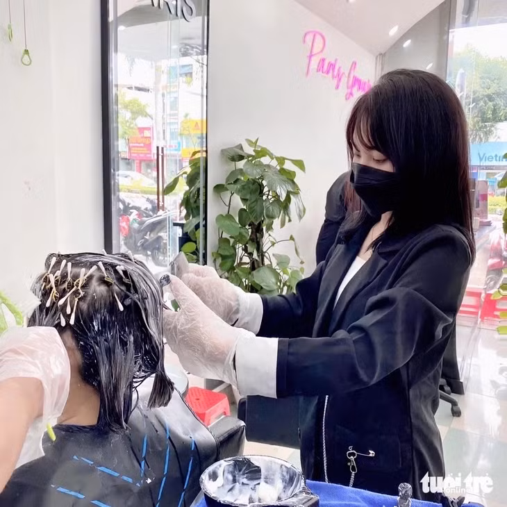 Nhiều tiệm tóc cập nhật xu hướng theo kiểu đẹp tự nhiên, nhưng "không tự nhiên mà đẹp" - Ảnh minh họa: CHÂU SA