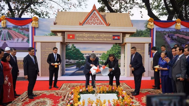 Tổng Bí thư Tô Lâm và Chủ tịch Thượng viện Campuchia Hun Sen thực hiện nghi thức khởi công xây dựng Trường Hữu nghị Campuchia-Việt Nam.
