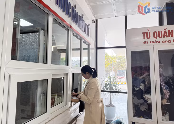 Người dân mua thuốc tại quầy thuốc BHYT Bệnh viện Đa khoa khu vực Móng Cái (Cơ sở 3).