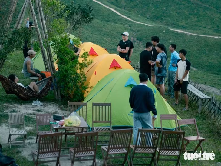 Cắm trại tại thung lũng Đồng Din là trải nghiệm khó quên - Ảnh: LÊ QUÝ TÀI