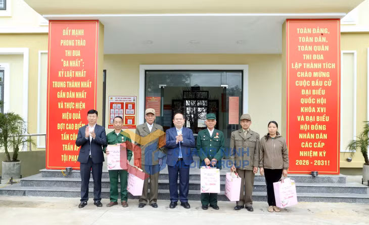 Đồng chí Bí thư Tỉnh ủy tặng quà cho các gia đình chính sách trên địa bàn xã Quảng Đức (2-2026). Ảnh: Thu Chung