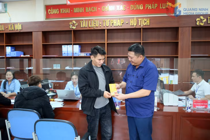 Lãnh đạo xã Quảng La dành tặng công dân đến làm việc tại trụ sở xã những phong bao lì xì năm mới với lời chúc sức khoẻ, hạnh phúc và công việc hanh thông.