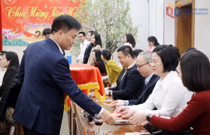 Lãnh đạo Văn phòng UBND tỉnh lì xì chúc mừng năm mới công chức Văn phòng UBND tỉnh.