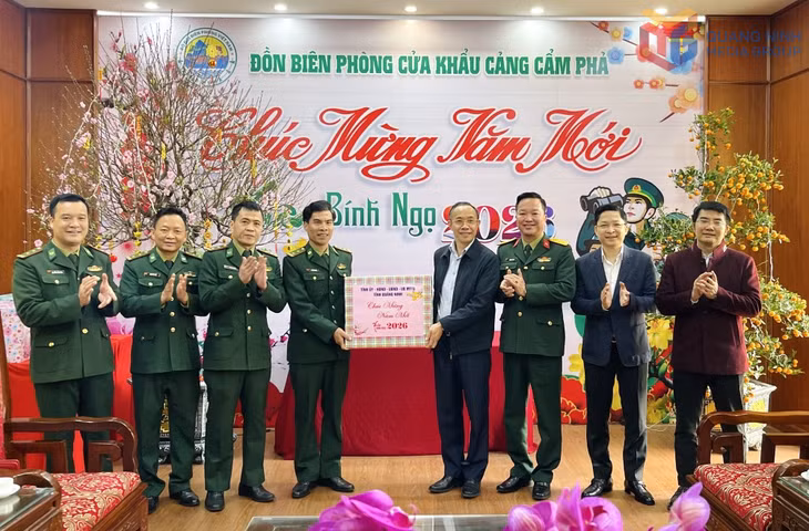 Đồng chí Chánh Văn phòng Tỉnh ủy thăm, chúc Tết cán bộ, chiến sĩ Đồn Biên phòng Cửa khẩu cảng Cẩm Phả.
