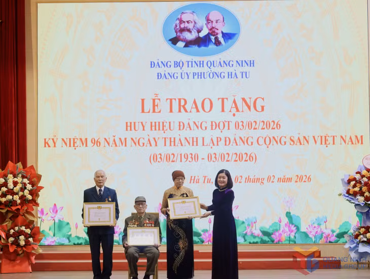 Đồng chí Phan Thị Hải Hường, Bí thư Đảng ủy, Chủ tịch HĐND phường Hà Tu trao huy hiệu 60 năm tuổi Đảng cho các đồng chí đảng viên.