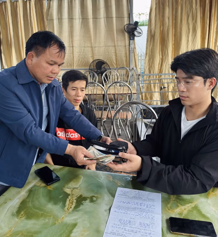 Đại diện Đội công tác Ti Tốp - Soi Sim trao trả tài sản cho ông Lee Chang Min.