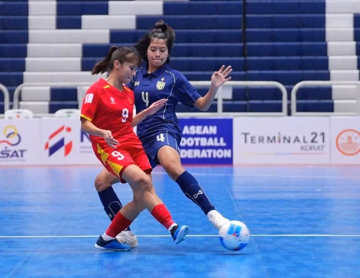 Tuyển futsal nữ Việt Nam (áo đỏ) trở thành cựu vô địch sau khi thua Thái Lan - Ảnh: FAT
