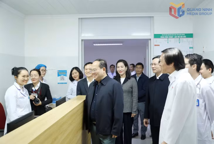 Đồng chí Quản Minh Cường, Ủy viên T.Ư Đảng, Bí thư Tỉnh ủy, Trưởng Đoàn ĐBQH tỉnh, cùng đoàn công tác thăm Bệnh viện Việt Nam – Thụy Điển Uông Bí.