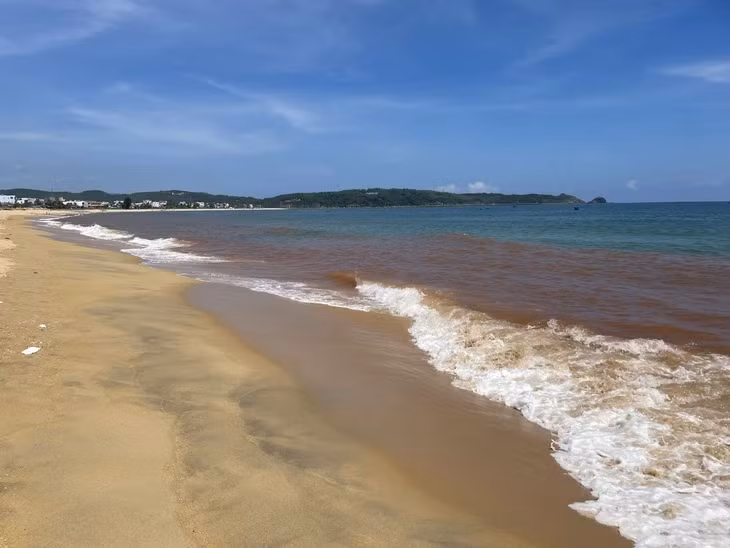 Dải nước màu đỏ khác thường kéo dài hơn 1km ven bờ biển Tam Quan, phường Hoài Nhơn Bắc, Gia Lai - Ảnh: H.T.