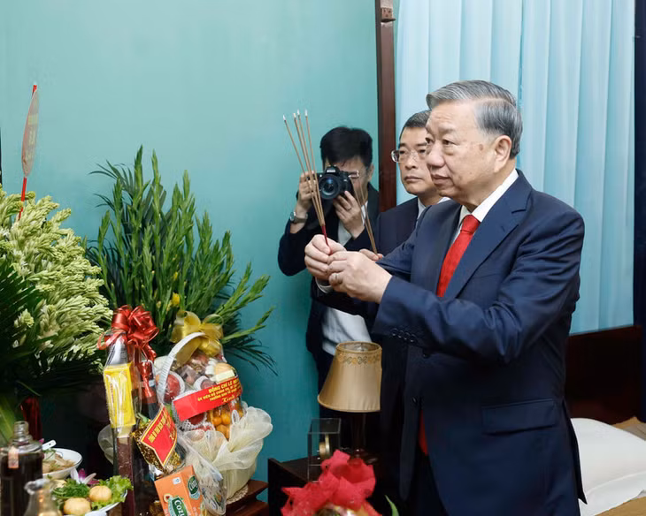 Tổng Bí thư Tô Lâm dâng hương tưởng niệm Bác Hồ tại Nhà 67, Khu di tích Chủ tịch Hồ Chí Minh tại Phủ Chủ tịch. (Ảnh: THỐNG NHẤT/TTXVN)