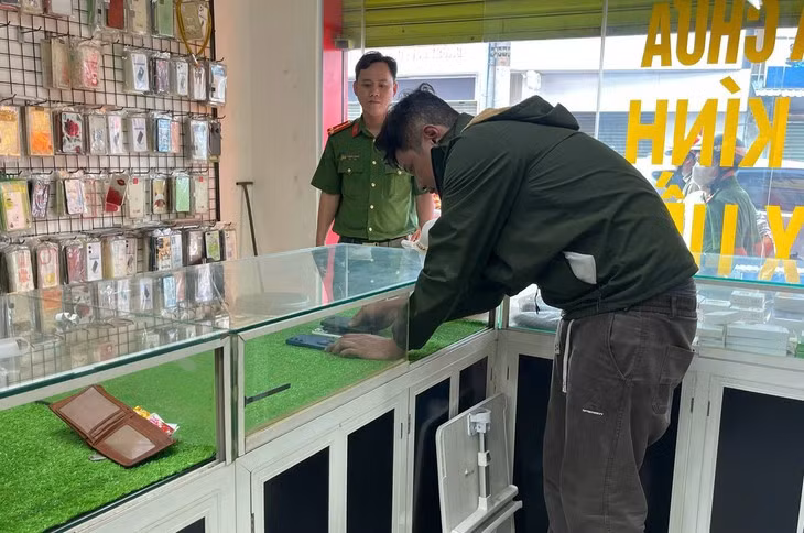 Lê Trần Đức Anh thực nghiệm lại hành vi trộm điện thoại - Ảnh: Công an TP.HCM