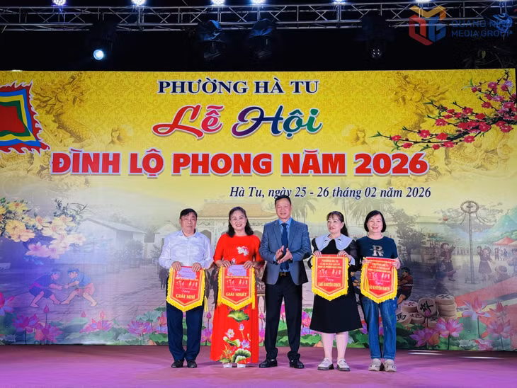 Trao giải các nội dung thi đấu thể thao dân tộc.