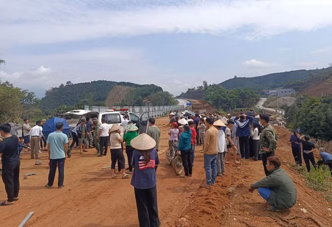 2 người bị thương trên ôtô được lực lượng chức năng và người dân đưa đi cấp cứu. Ảnh: NDCC