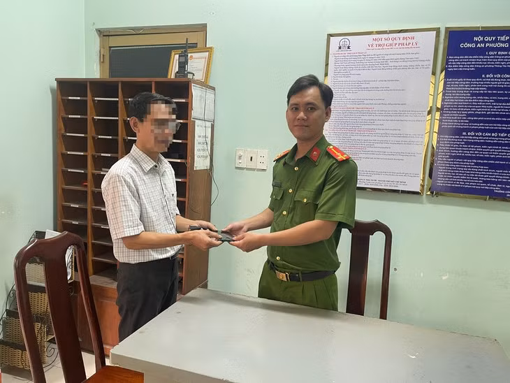 Công an trao trả tài sản lại cho bị hại - Ảnh: Công an TP.HCM