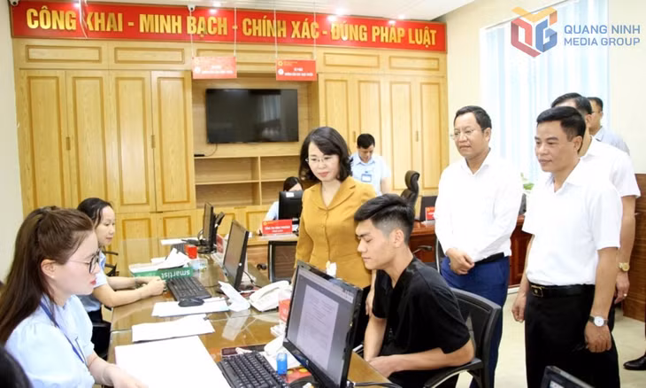 Đồng chí Trịnh Thị Minh Thanh, Phó Bí thư Thường trực Tỉnh ủy, Chủ tịch HĐND tỉnh trao đổi với công chức giải quyết thủ tục hành chính cho công dân tại Trung tâm Phục vụ Hành chính công phường Quang Hanh.