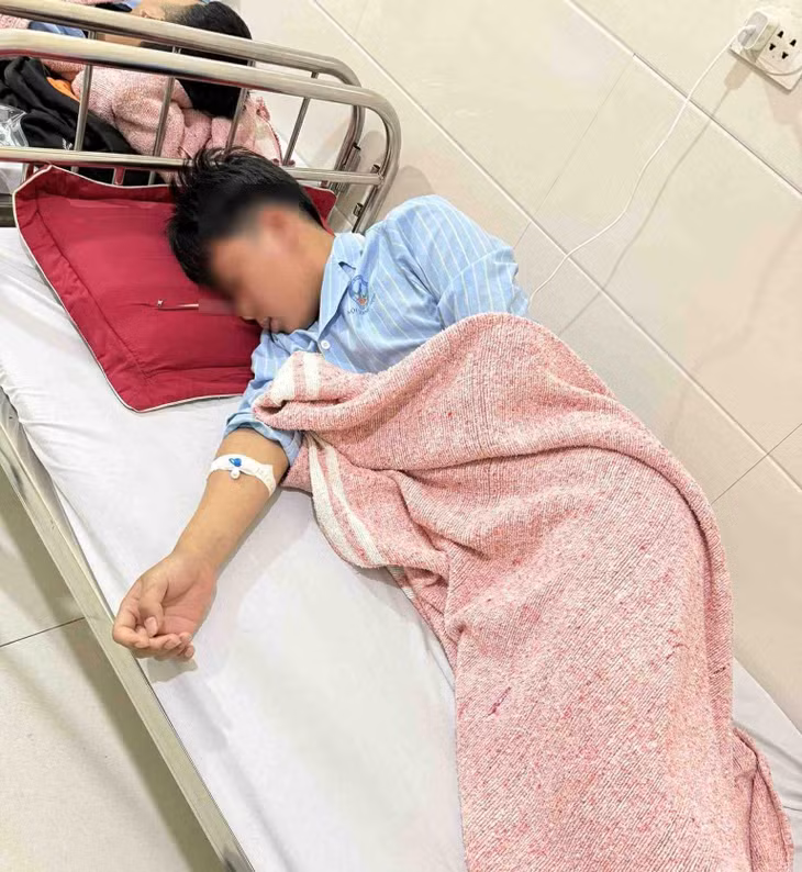 Công an đã vào cuộc xác minh vụ nghi ngộ độc bánh mì ở xã Tân Phú sau khi nhiều người phải nhập viện điều trị. Ảnh: Ngọc Anh