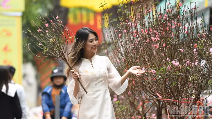 Khách du lịch rạng rỡ du xuân. (Ảnh: THÀNH ĐẠT)
