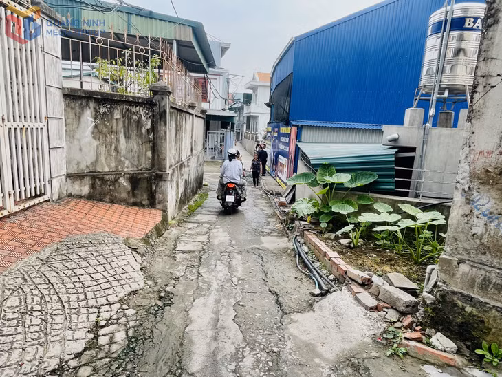 Tình trạng xuống cấp, nhỏ hẹp tại tuyến đường dân sinh tổ 7, khu Hà Lầm 5, phường Hà Lầm.