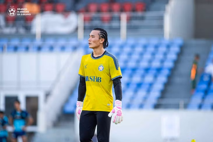 Thủ môn Bùi Tiến Dũng thay đổi cuộc sống sau thành công ở giải U23 châu Á 2018. Ảnh: ĐNFC