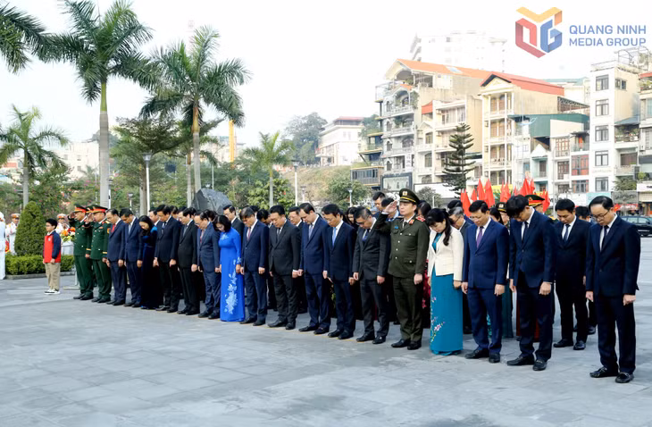 Các đại biểu dành một phút mặc niệm để tưởng nhớ Anh hùng lực lượng vũ trang nhân dân - liệt sĩ Vũ Văn Hiếu, Bí thư Đặc khu ủy đầu tiên Khu mỏ Quảng Ninh.