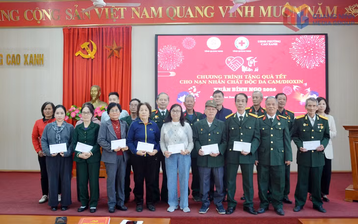 Hội Nạn nhân chất độc da cam/dioxin tỉnh và Hội Chữ thập đỏ tỉnh và nhà hảo tâm, chính quyền địa phương trao tặng quà Tết cho CCB là nạn nhân da cam/dioxin phường Cao Xanh, tháng 1/2026.