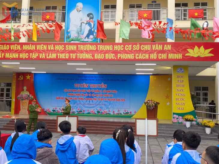 Đoàn Thanh niên phường Cẩm Phả tuyên truyền pháp luật học đường.
