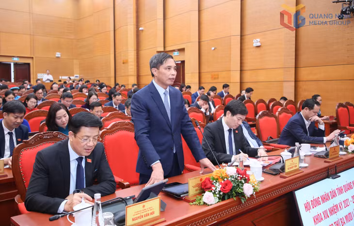 Đồng chí Vũ Văn Diện, Phó Chủ tịch Thường trực UBND tỉnh, phát biểu tại Kỳ họp.