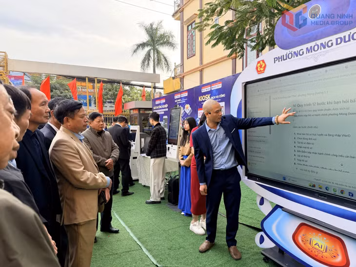Phường Mông Dương sử dụng trợ lý ảo AI hỗ trợ giúp người dân dễ dàng hiểu rõ các quy trình, hồ sơ... khi đến giải quyết thủ tục hành chính tại phường.