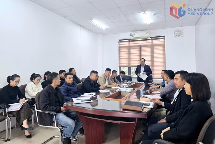 Chi bộ Trung tâm cung ứng dịch vụ công phường Vàng Danh vừa tổ chức sinh hoạt chuyên đề về triển khai thực hiện Nghị quyết theo tinh thần Chỉ thị 01-CT/TW ngày 23/01/2026 của Bộ Chính trị. 