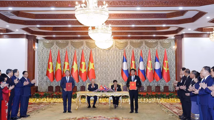 Tổng Bí thư Tô Lâm và Tổng Bí thư, Chủ tịch nước Lào Thongloun Sisoulith chứng kiến Lễ trao các văn kiện hợp tác Chương trình hợp tác năm 2026 giữa Bộ Tư pháp Việt Nam và Bộ Tư pháp Lào. (Ảnh: THỐNG NHẤT/TTXVN)