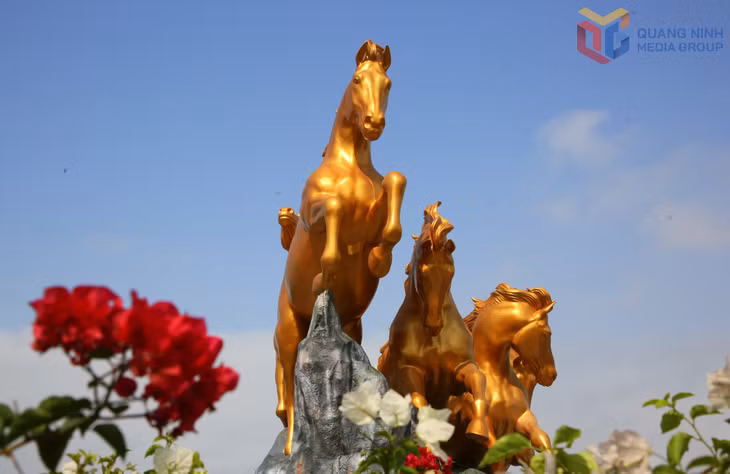 Cụm biểu tượng đàn ngựa - linh vật của năm mới Bính Ngọ dũng mãnh tung vó cũng là điểm nhấn vô cùng đặc biệt ở không gian đại lộ hoa.