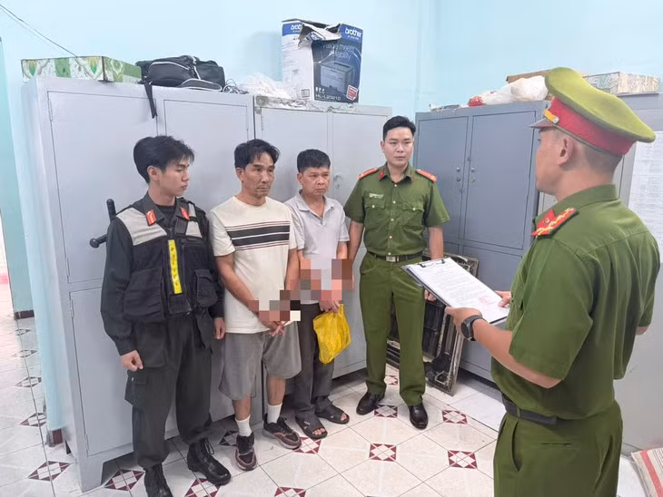 Phan Tiến Mai (áo trắng) và Vũ Văn Thái cũng bị bắt vì gây rối trước lối ra ga quốc tế sân bay Tân Sơn Nhất