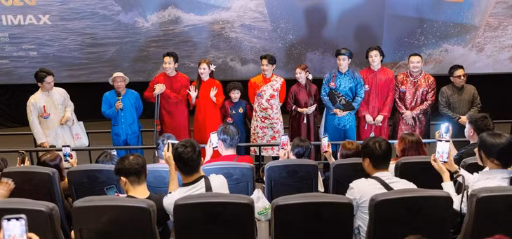 Đoàn phim "Báu vật trời cho" giao lưu với khán giả. Ảnh: Đoàn phim