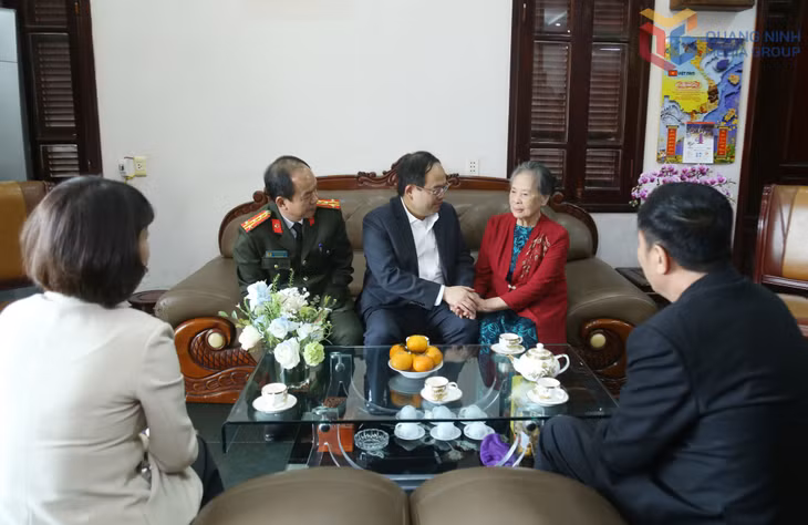 Đồng chí Bí thư Tỉnh ủy trò chuyện với bà Trần Thị Chi, vợ đồng chí Trần Ngọc Thụ, nguyên Bí thư Tỉnh ủy khóa X.