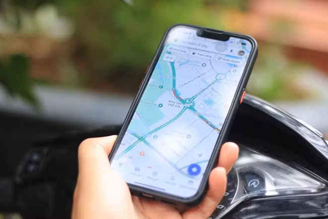 Người dùng sử dụng ứng dụng bản đồ Google Maps. Ảnh: Khánh An