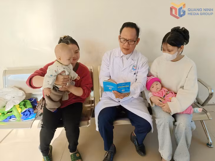 Bác sĩ Trạm Y tế xã Ba Chẽ tuyên truyền cho bà mẹ đang nuôi con nhỏ về hiệu quả của chương trình tiêm chủng mở rộng.
