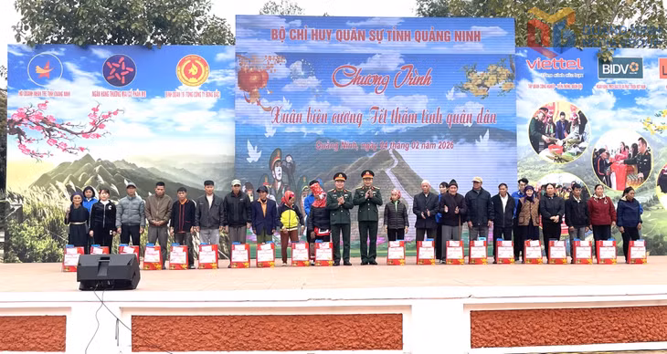 Đại tá Ngô Quốc Bảo, Phó Chủ nhiệm Chính trị Quân khu 3 và Đại tá Hoàng Văn Thuyết Chính ủy Bộ chỉ huy Quân sự tỉnh Quảng Ninh tặng quà các gia đình chính sách xã Lục Hồn.