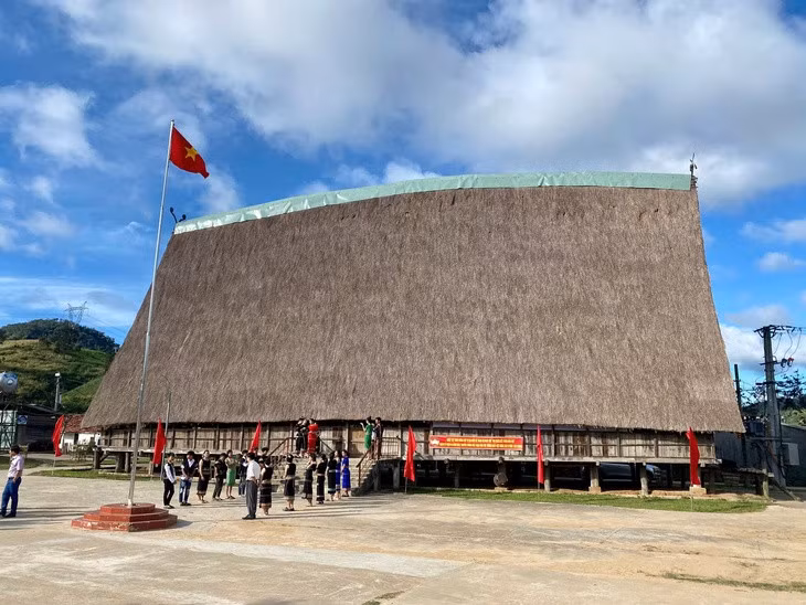 Nhà rông của người Ba Na ở làng Kon Brăp Ju trước khi bị cháy - Ảnh: NGỌC CHÍ