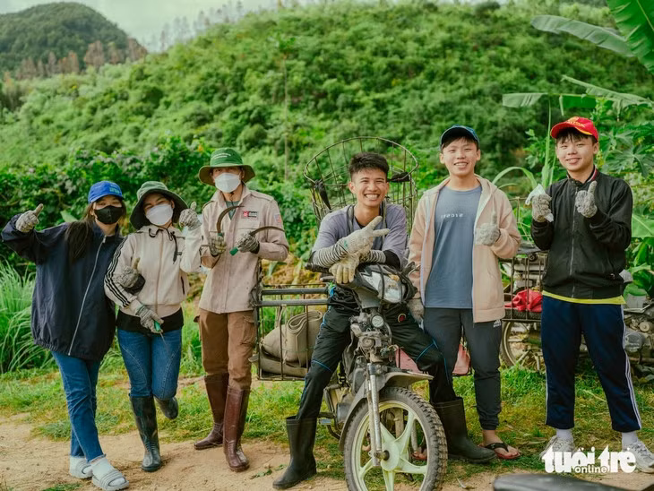 Những người nông dân ở đây rất vui vẻ, nhiệt tình - Ảnh: LÊ QUÝ TÀI