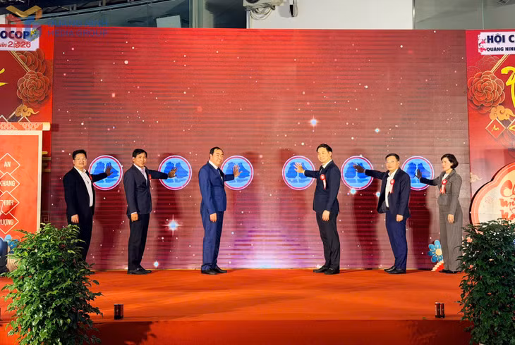 Các đại biểu bấm nút khai mạc hội chợ.