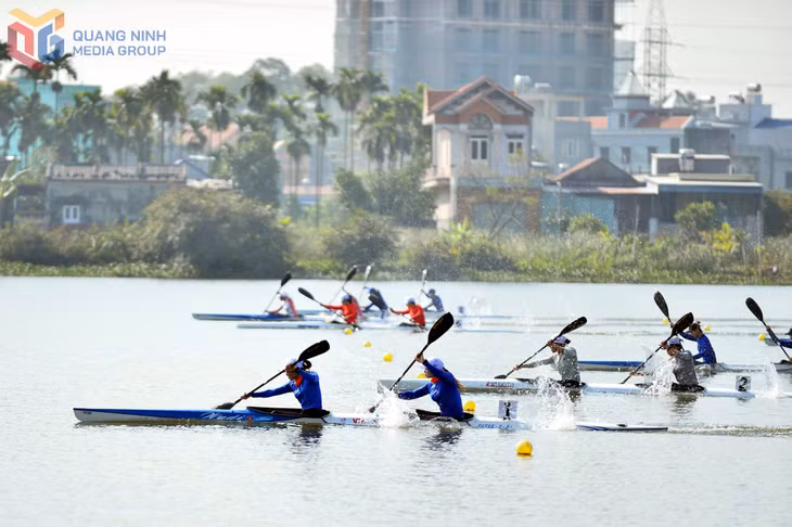 Các VĐV Đua thuyền Quảng Ninh "cấm trại", nghỉ Tết ngắn, tập luyện nhằm hướng tới thành tích cao ở và SEA Games năm 2022.