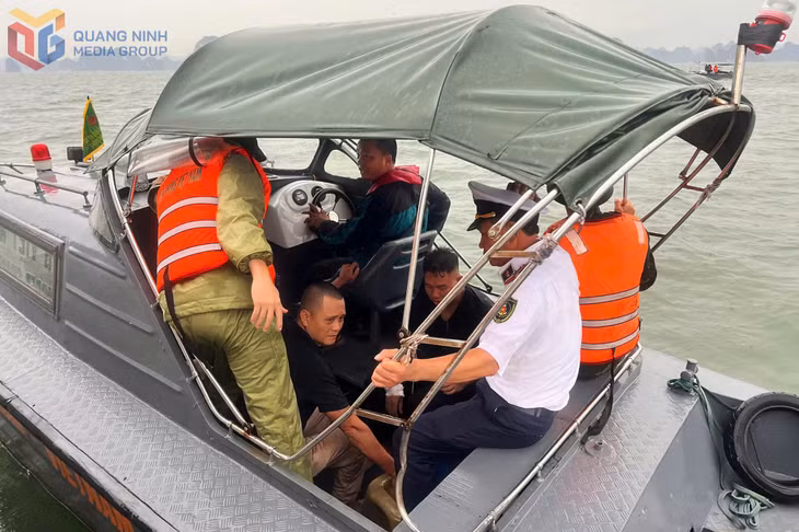 Nhiều người dân, du khách đã sớm được phát hiện, đưa lên bờ và chuyển đến các cơ sở y tế để sơ cứu.