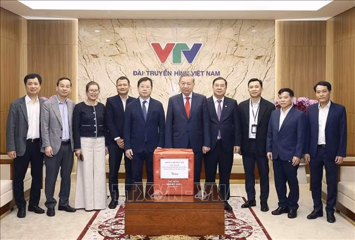 Tổng Bí thư Tô Lâm tặng quà cho cán bộ, phóng viên, biên tập viên, kỹ thuật viên và người lao động Đài Truyền hình Việt Nam - Ảnh: TTXVN