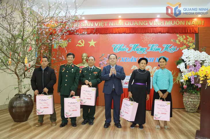 Đồng chí Bí thư Tỉnh ủy tặng quà Tết cho các gia đình chính sách trên địa bàn xã Hoành Mô.