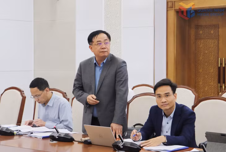 Đồng chí Mai Vũ Tuấn, Bí thư Đảng ủy, Trưởng Ban Quản lý di sản thế giới vịnh Hạ Long - Yên Tử báo cáo dự thảo đề án.
