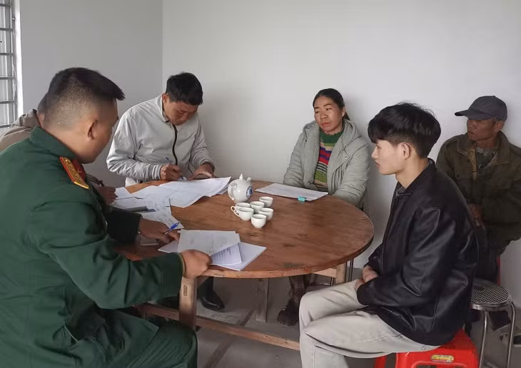 Hội đồng Nghĩa vụ quân sự xã Hoành Mô xác minh nhân thân, tư tưởng, sức khỏe và hoàn cảnh gia đình thanh niên Nông Đức Giang, thôn Đồng Cậm. Ảnh: Đơn vị cung cấp