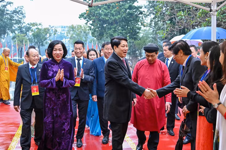 Chủ tịch nước, Phu nhân và bà con kiều bào tiêu biểu. (Ảnh: Thủy Nguyên)